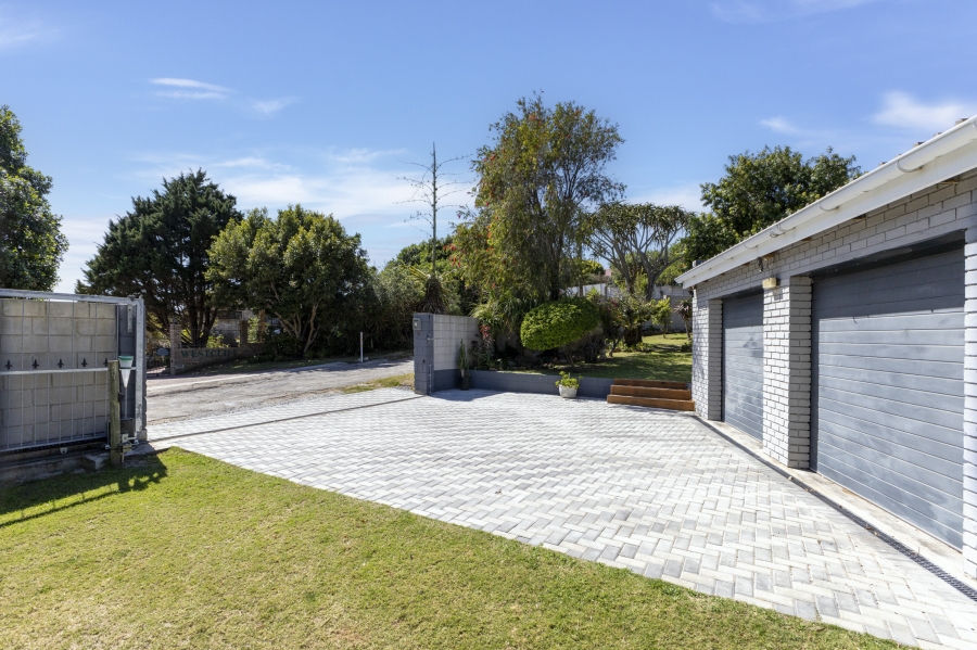 5 Bedroom Property for Sale in West Bank Eastern Cape